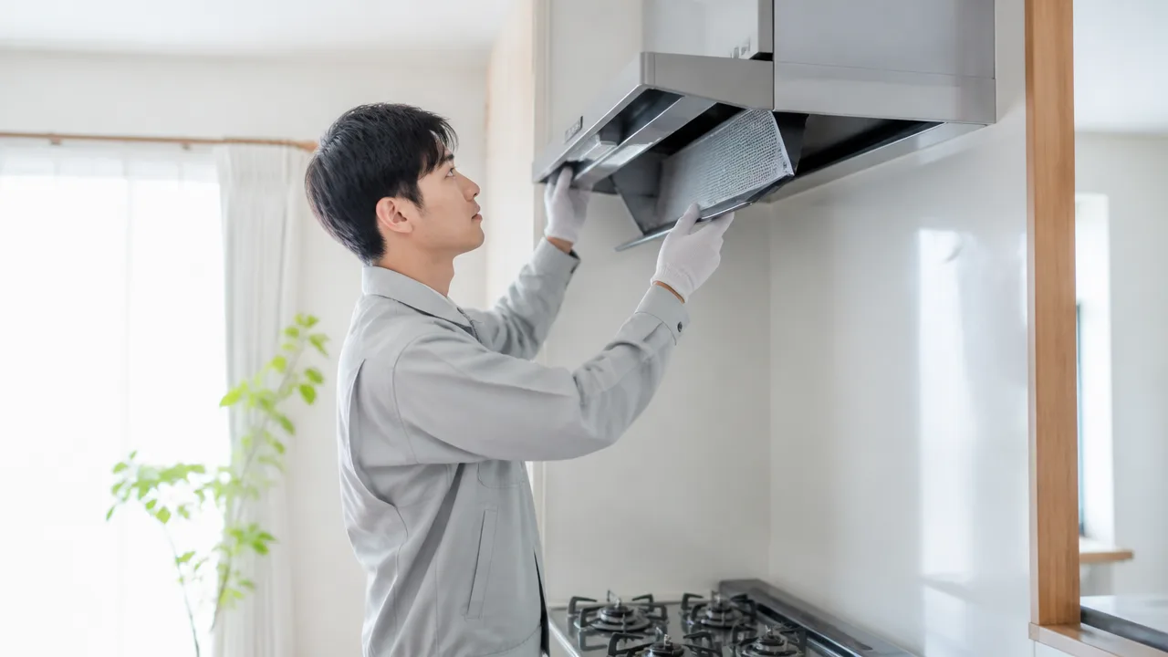 キッチンの換気扇がベタベタする原因と簡単な掃除方法
