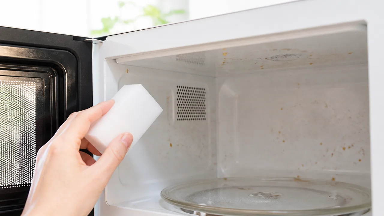 電子レンジの焦げが落ちないときの掃除方法と注意点